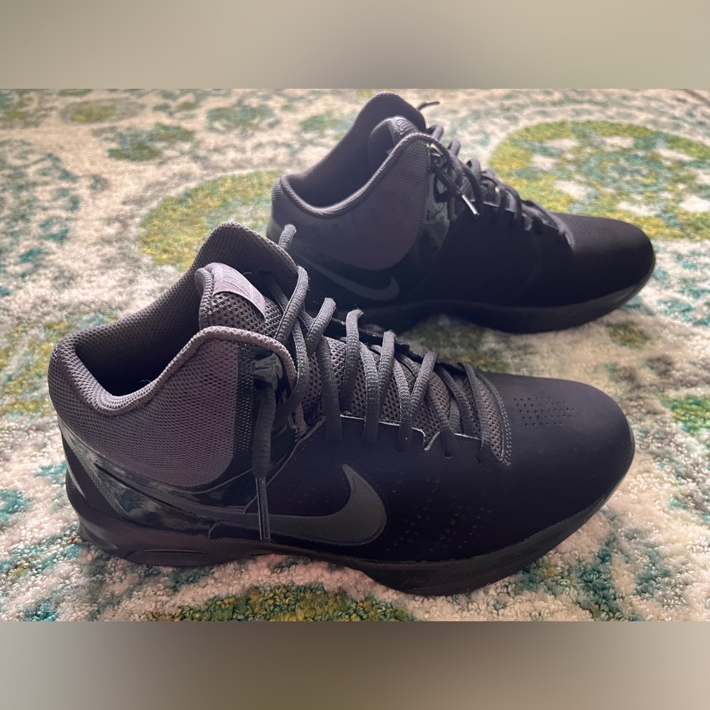 NIKE BASKETBALL- 10.5’s, LIKE NEW
